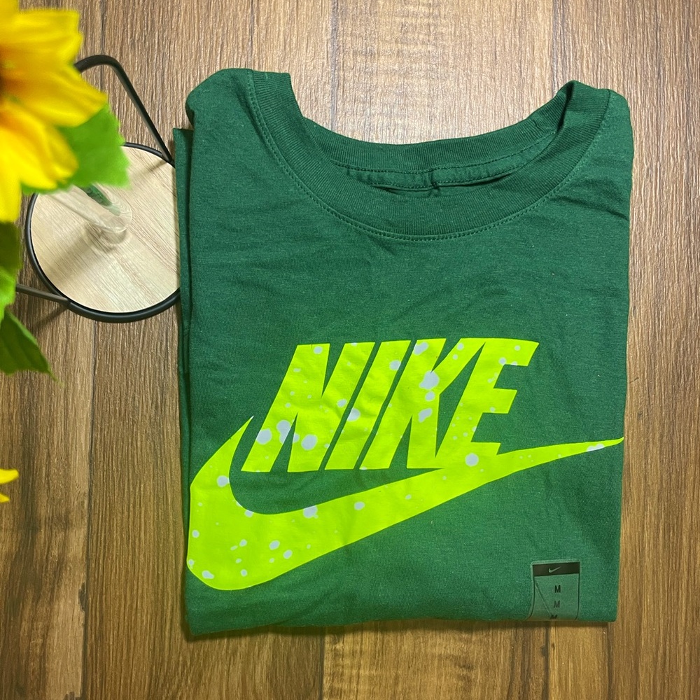 **BRAND NEW** Forest Green NIKE Tee** Size M